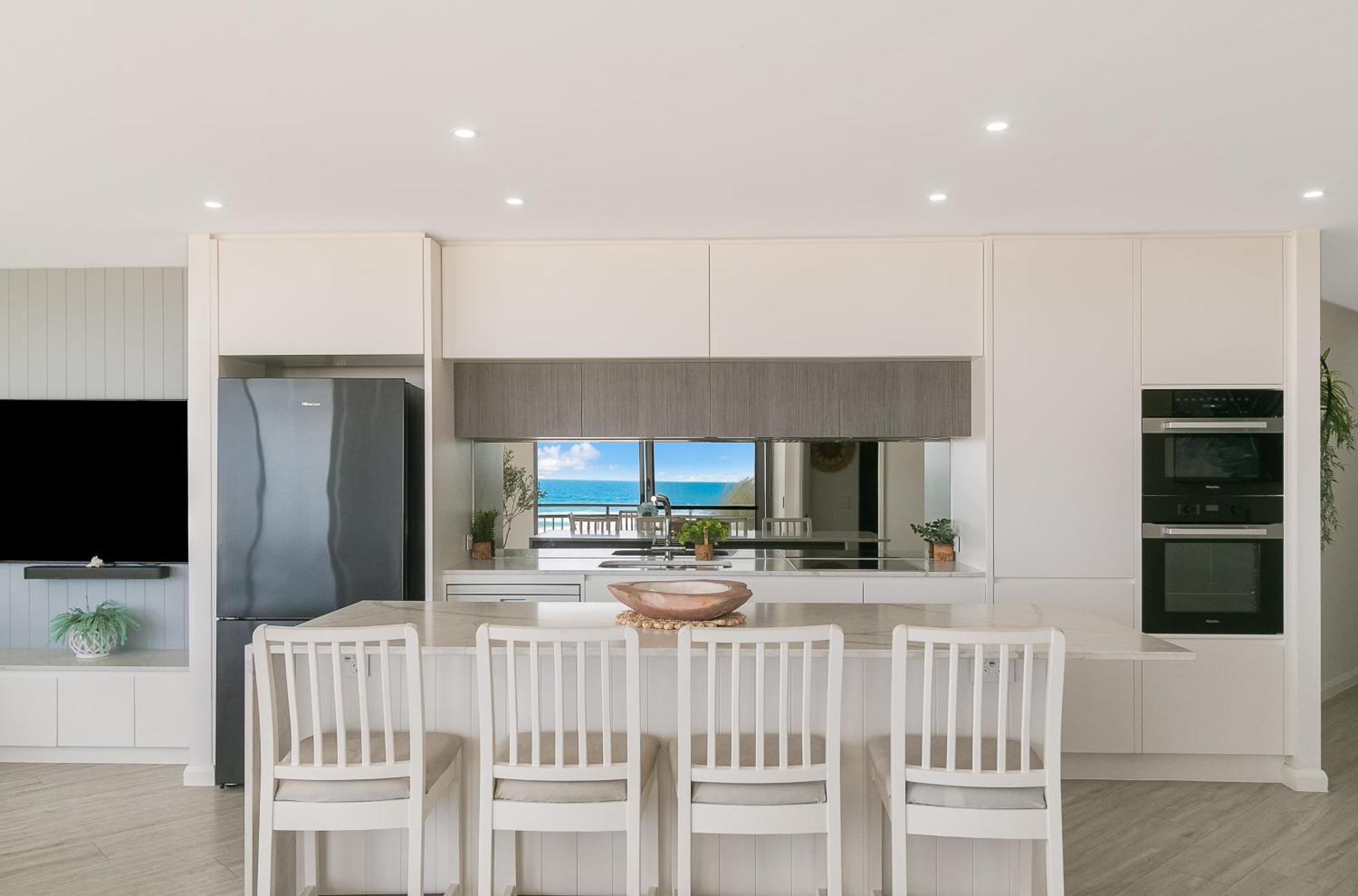 Oceanside Resort - Absolute Beachfront Apartments Gold Coast Buitenkant foto