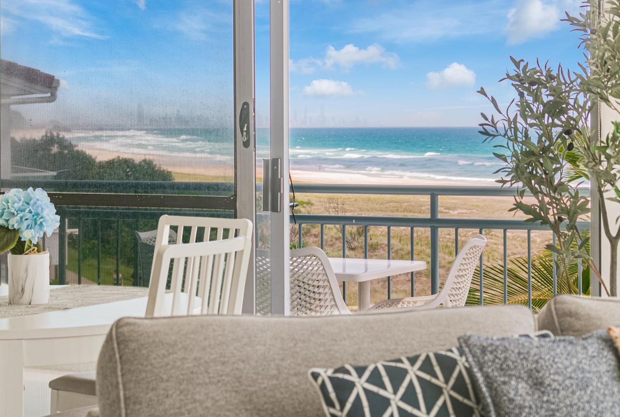 Oceanside Resort - Absolute Beachfront Apartments Gold Coast Buitenkant foto