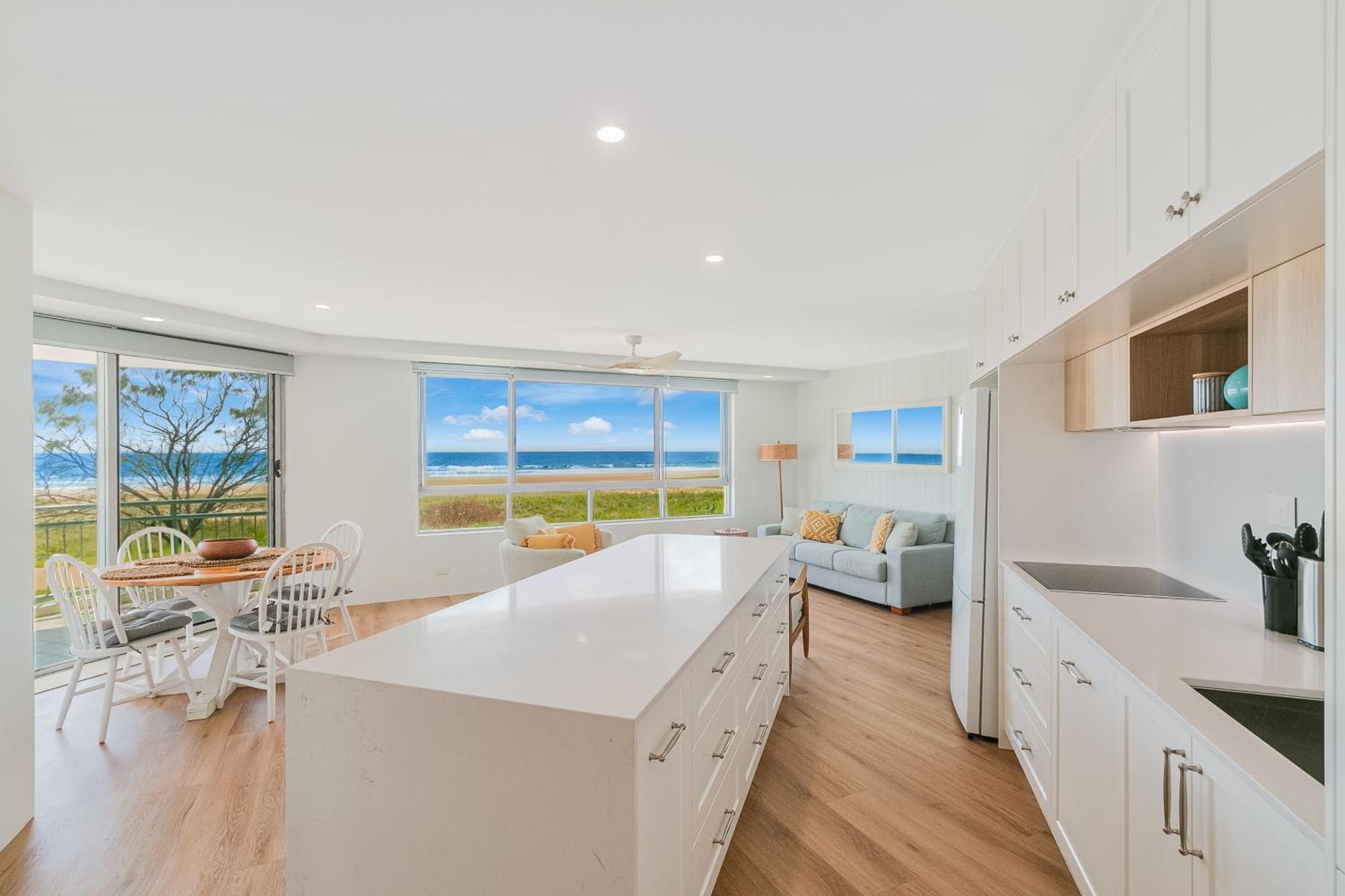 Oceanside Resort - Absolute Beachfront Apartments Gold Coast Buitenkant foto