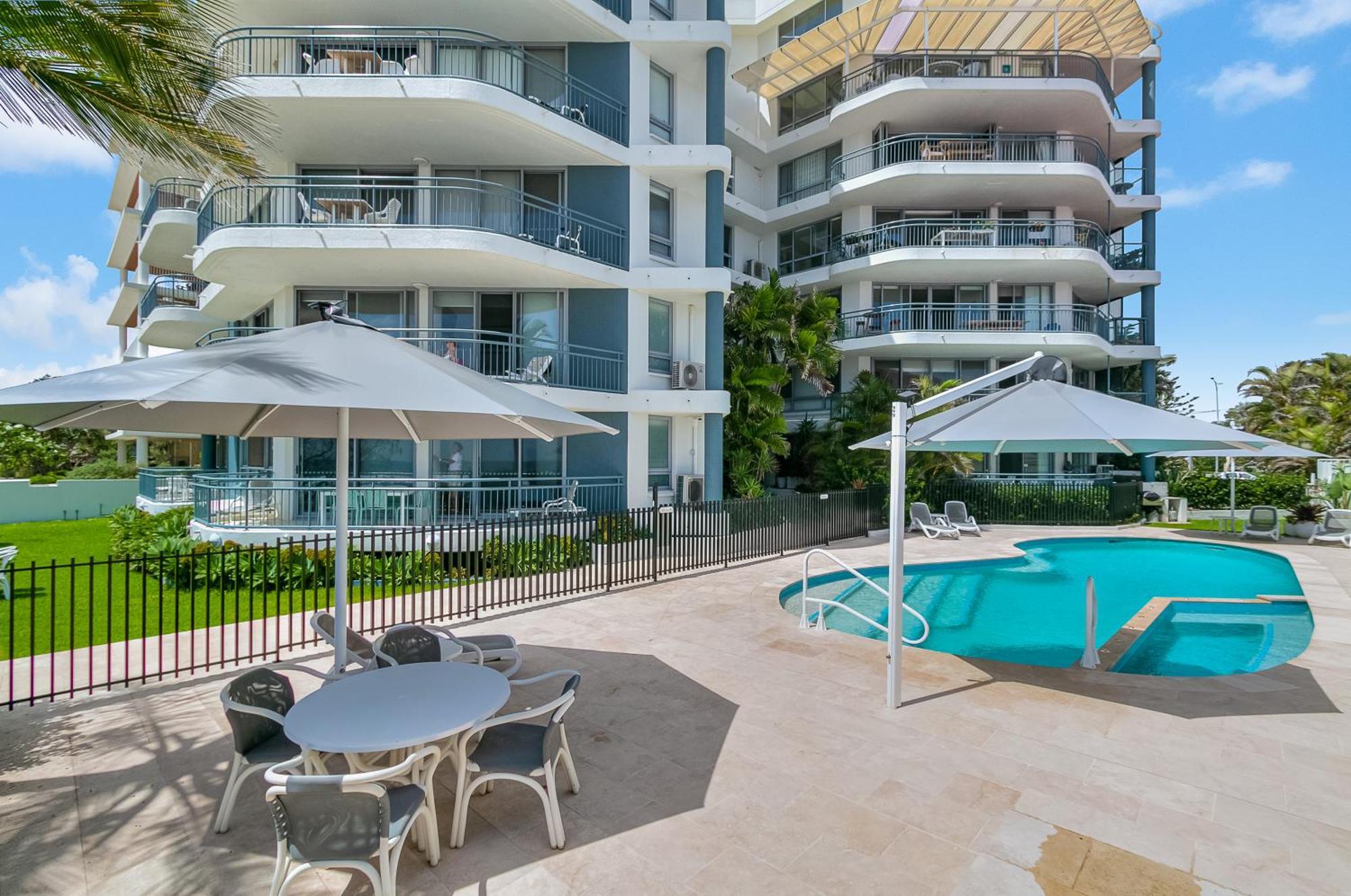 Oceanside Resort - Absolute Beachfront Apartments Gold Coast Buitenkant foto