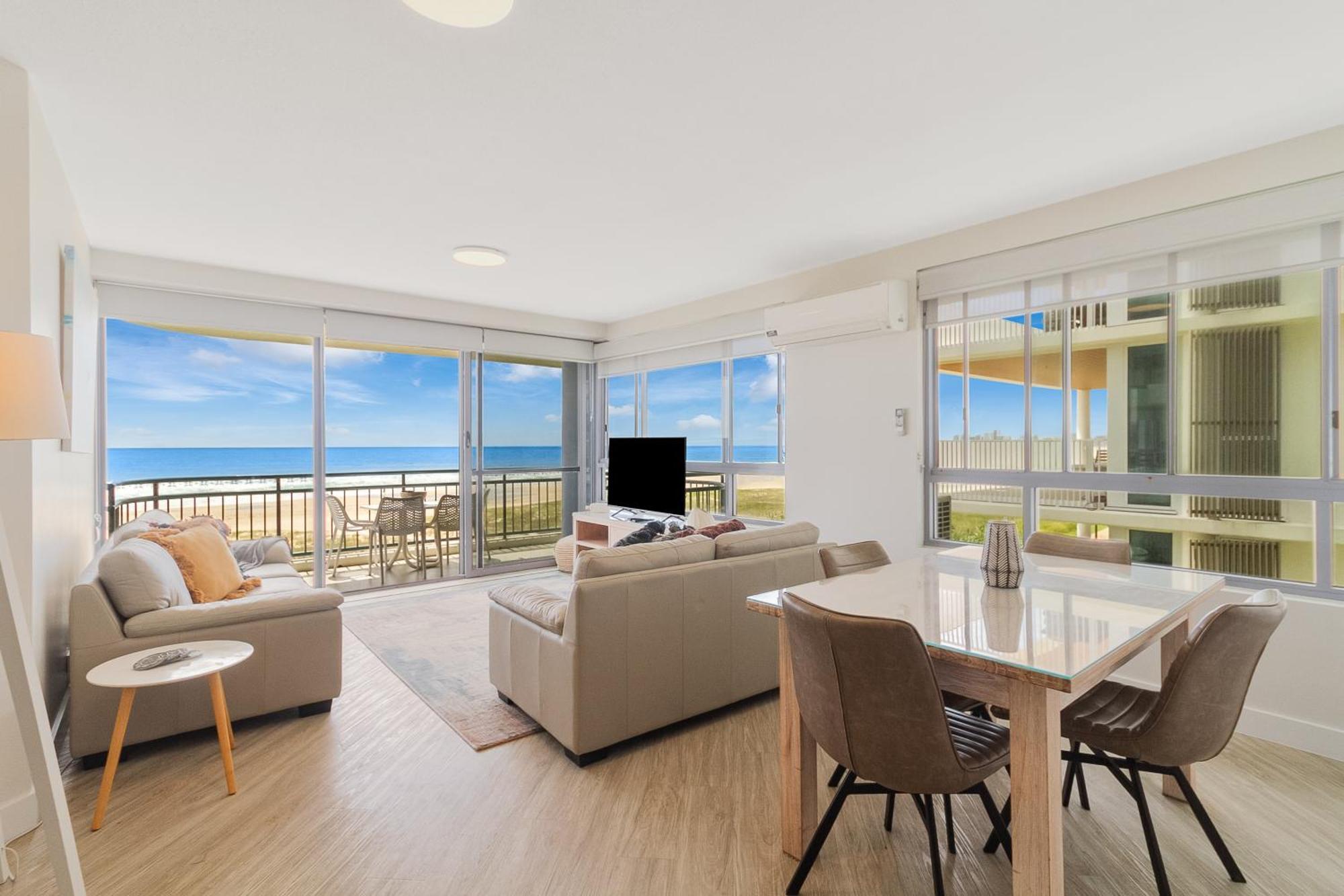 Oceanside Resort - Absolute Beachfront Apartments Gold Coast Buitenkant foto