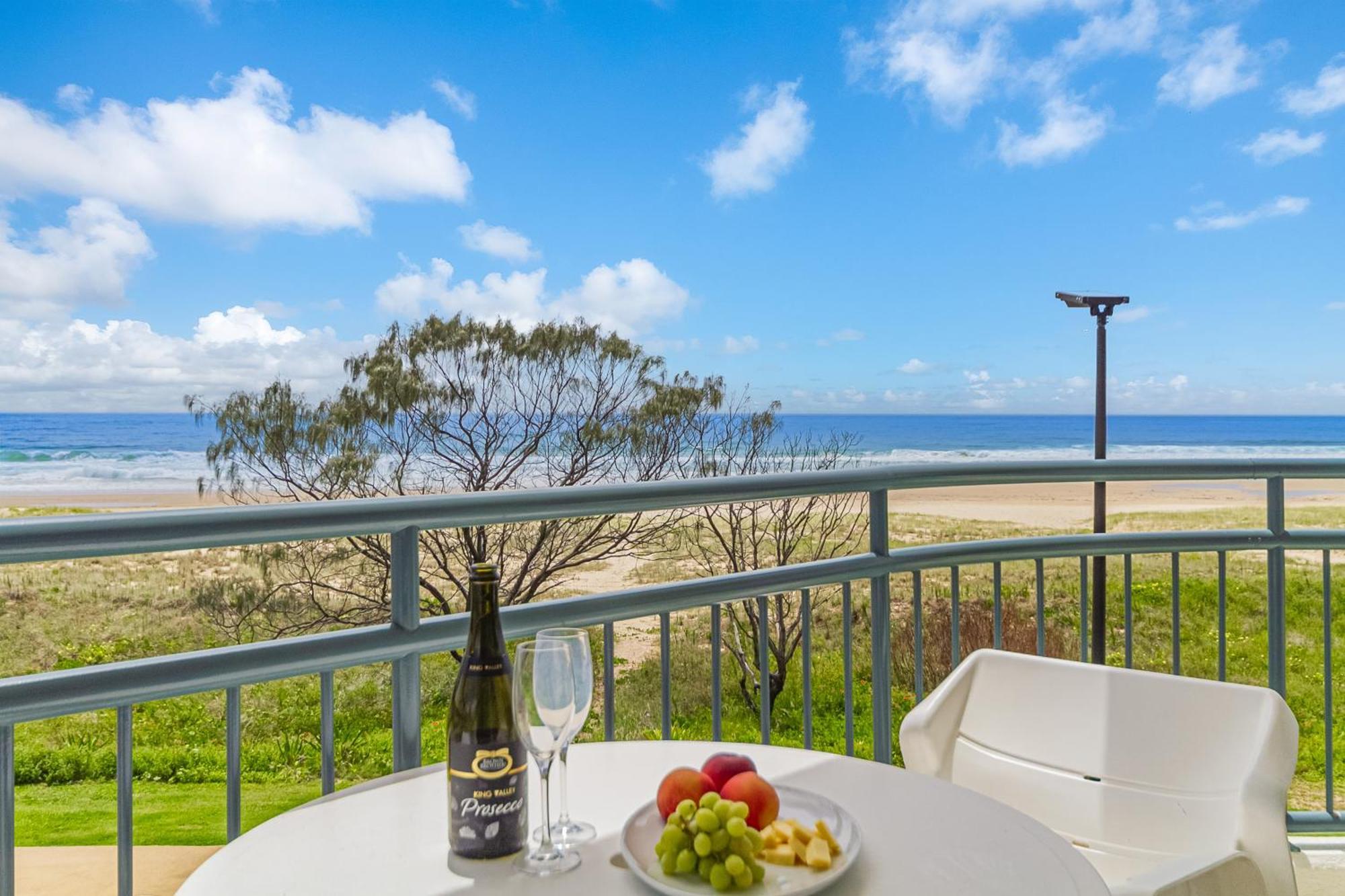 Oceanside Resort - Absolute Beachfront Apartments Gold Coast Buitenkant foto
