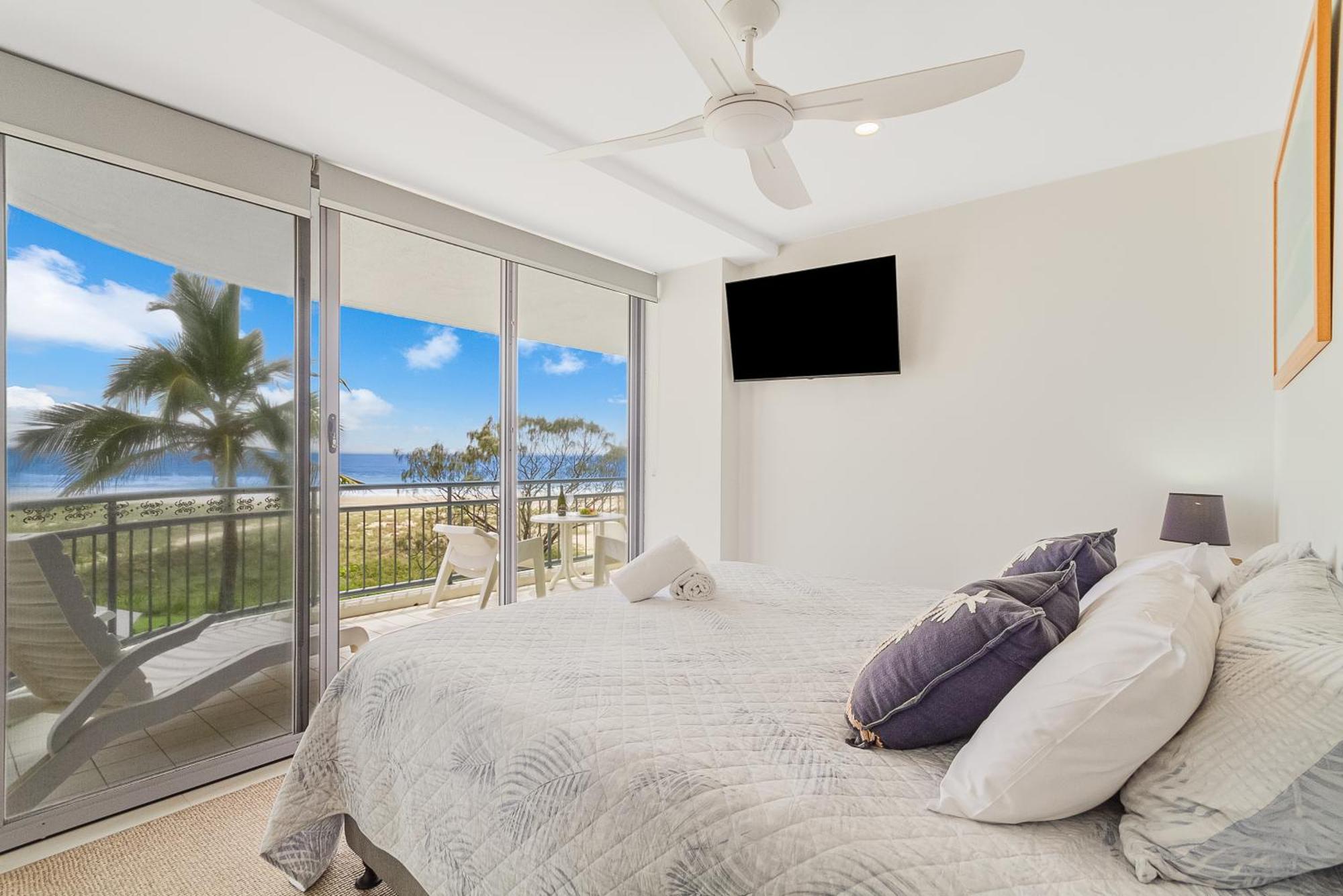 Oceanside Resort - Absolute Beachfront Apartments Gold Coast Buitenkant foto