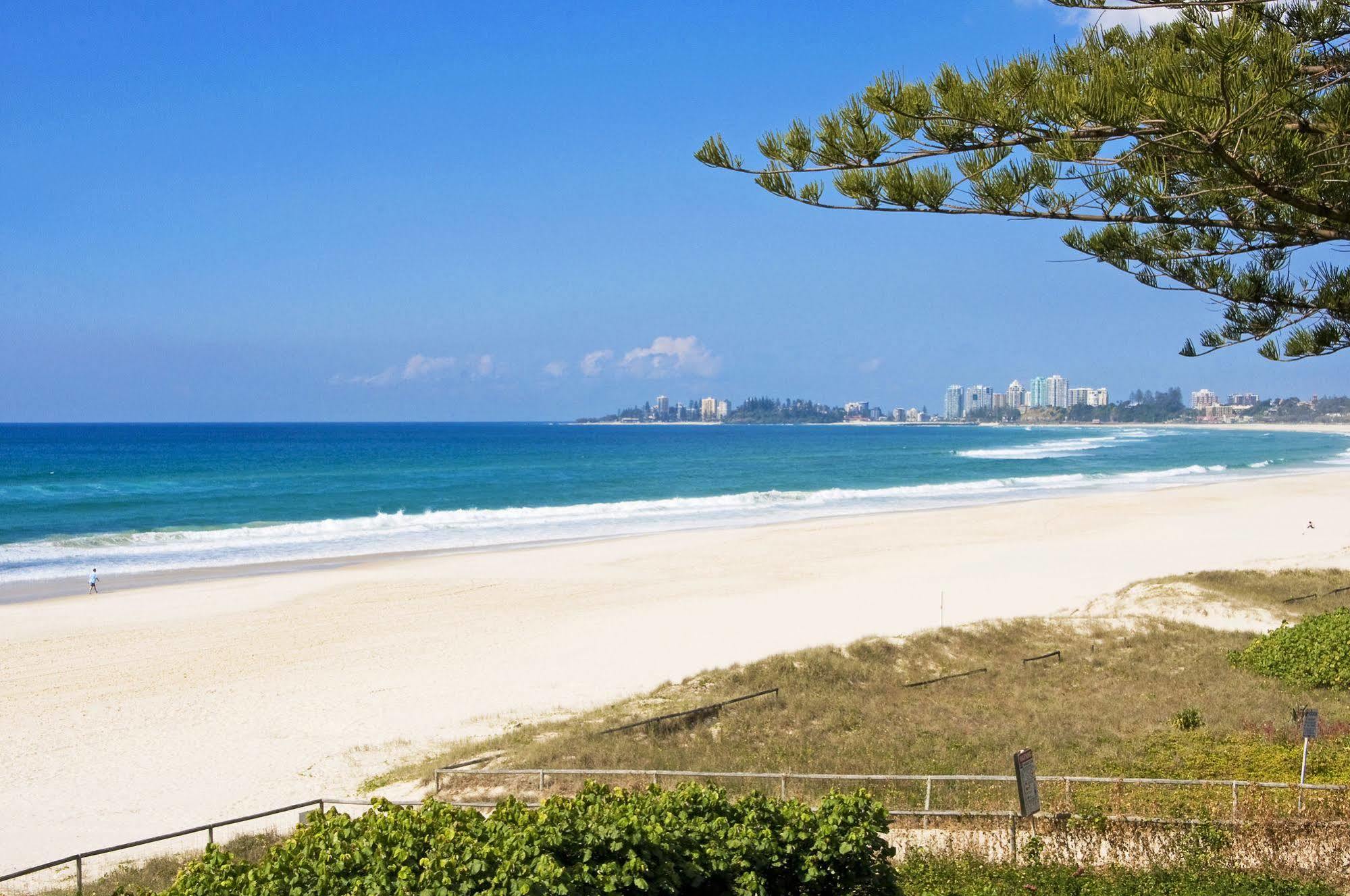 Oceanside Resort - Absolute Beachfront Apartments Gold Coast Buitenkant foto