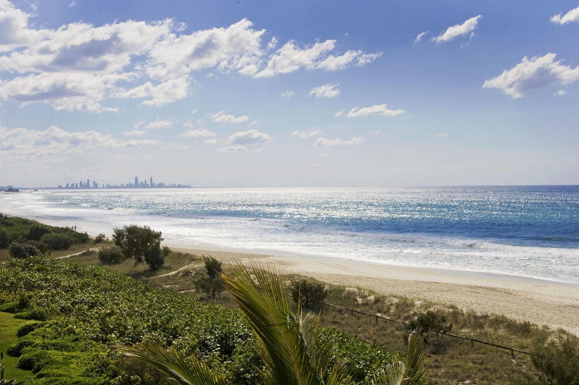 Oceanside Resort - Absolute Beachfront Apartments Gold Coast Buitenkant foto